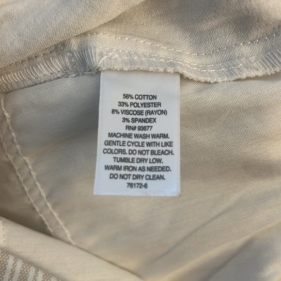 NWT Liz, Claiborne Amber, comfort stretch, neutral stripe shorts, size 16 - Picture 7 of 10